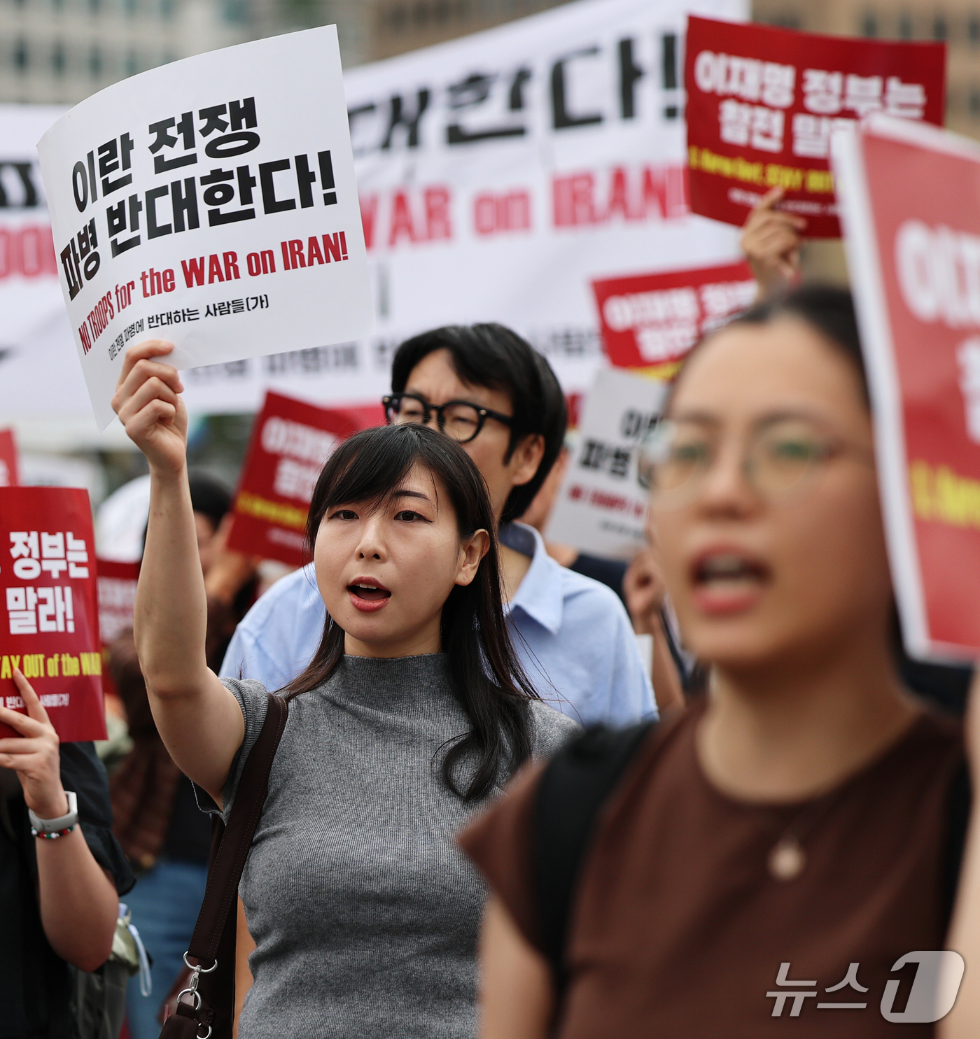 (서울=뉴스1) 오대일 기자 = 12일 서울 종로구 경복궁 앞에서 '이란 전쟁 파병 반대, 이재명 정부는 참전 말라’ 집회 참가자들이 청와대 방향으로 행진하며 파병 반대 구호를 외 …