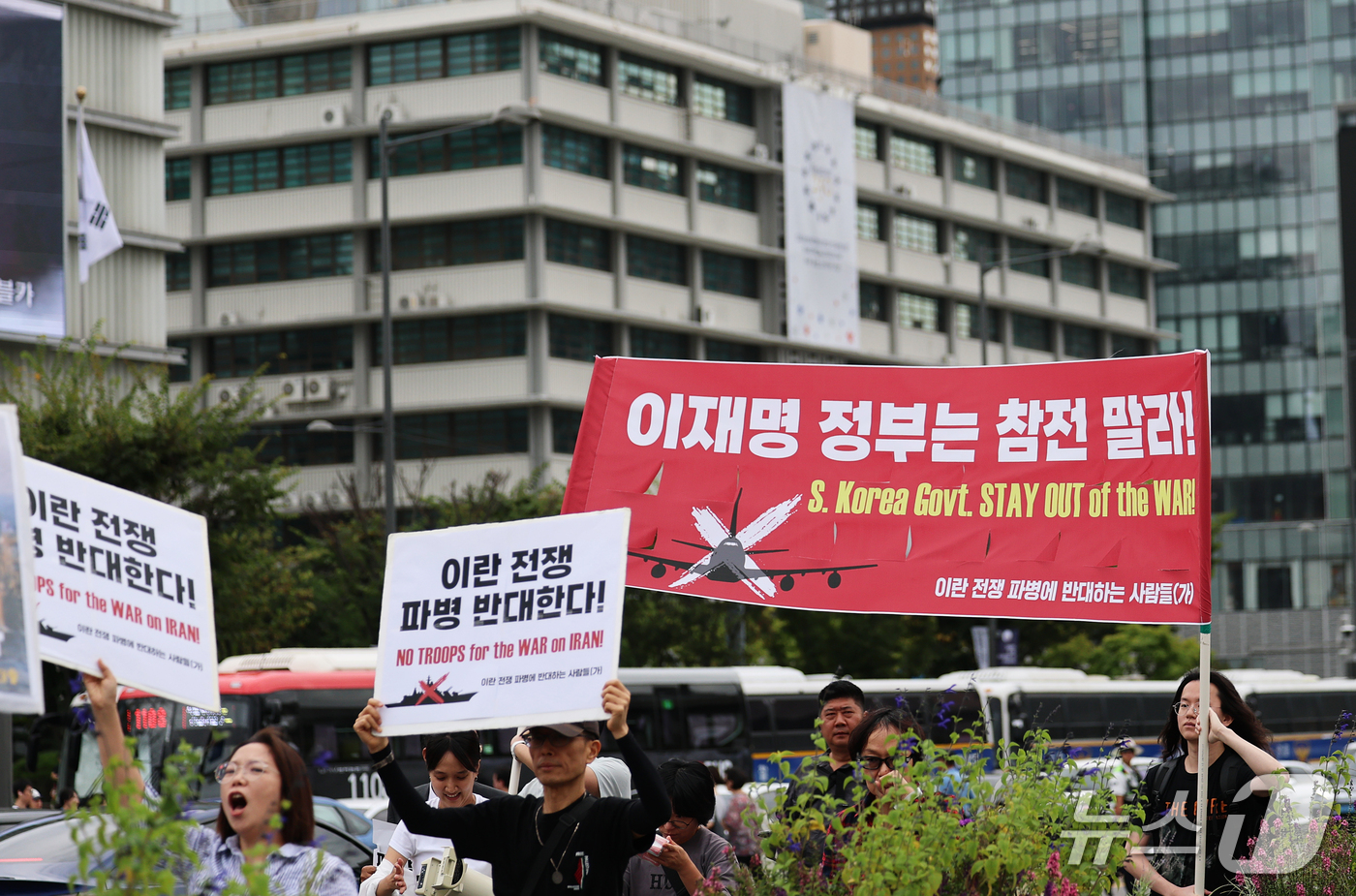 (서울=뉴스1) 오대일 기자 = 12일 서울 종로구 경복궁 앞에서 '이란 전쟁 파병 반대, 이재명 정부는 참전 말라’ 집회 참가자들이 청와대 방향으로 행진하며 파병 반대 구호를 외 …