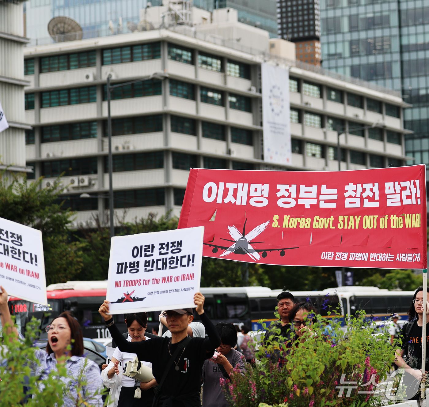 (서울=뉴스1) 오대일 기자 = 12일 서울 종로구 경복궁 앞에서 '이란 전쟁 파병 반대, 이재명 정부는 참전 말라’ 집회 참가자들이 청와대 방향으로 행진하며 파병 반대 구호를 외 …