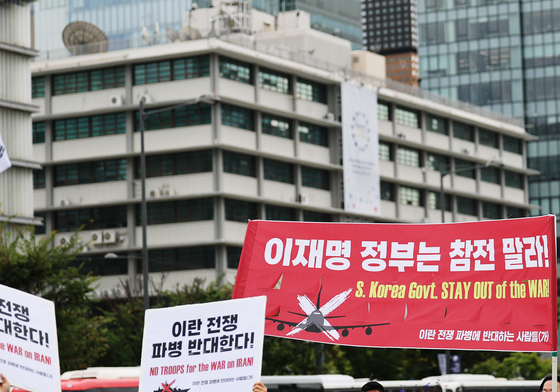 미대사관 앞 행진하는 파병 반대 집회 참가자들