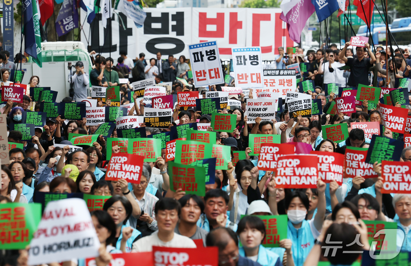 (서울=뉴스1) 김민지 기자 = 침략전쟁규탄파병반대평화행동 등 시민단체 회원들이 12일 서울 종로구 광화문 일대에서 열린 미국은 침략전쟁 중단하라! 정부는 호르무즈파병 단호히 거부 …