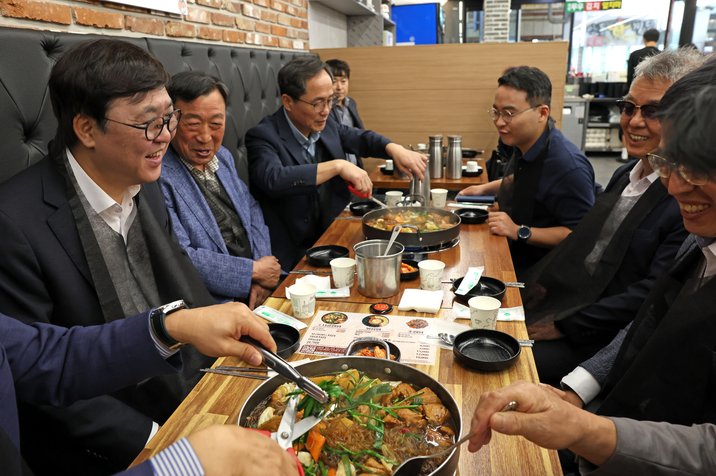(서울=뉴스1) = 최휘영 문화체육관광부 장관이 12일 추석 명절을 앞두고 경북 안동구시장을 찾아 상인회장 등 관계자를 만나 안동찜닭을 먹으며 간담회를 갖고 있다. (문화체육관광부 …