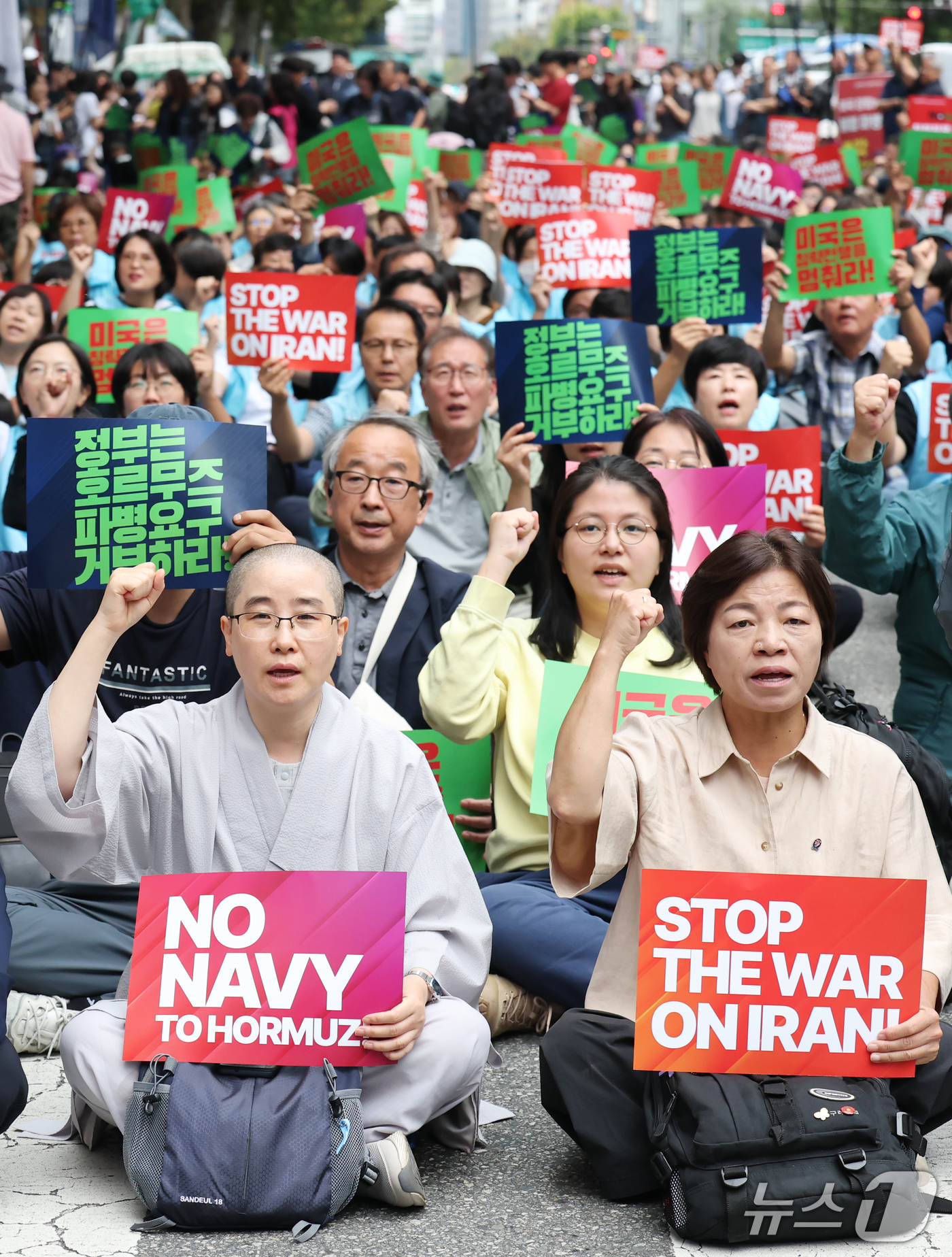 (서울=뉴스1) 김민지 기자 = 침략전쟁규탄파병반대평화행동 등 시민단체 회원들이 12일 서울 종로구 광화문 일대에서 열린 미국은 침략전쟁 중단하라! 정부는 호르무즈파병 단호히 거부 …