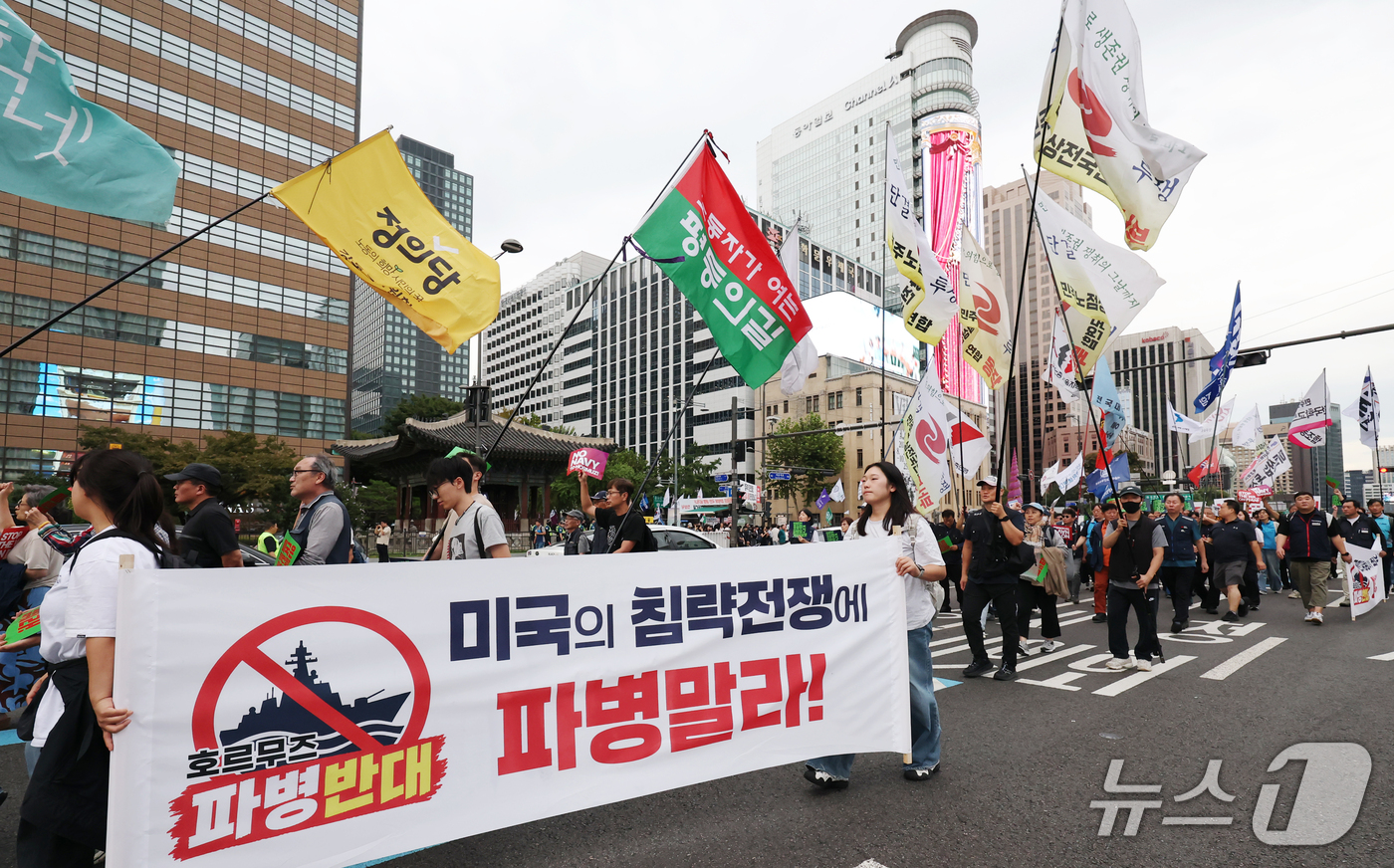 (서울=뉴스1) 김민지 기자 = 침략전쟁규탄파병반대평화행동 등 시민단체 회원들이 12일 서울 종로구 광화문 일대에서 정부의 호르무즈 파병 검토를 반대하며 미국대사관과 청와대로 행진 …