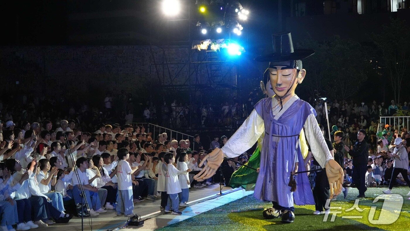 본문 이미지 - 시청 광장 퍼레이드.(춘천시 제공, 재판매 및 DB금지) 