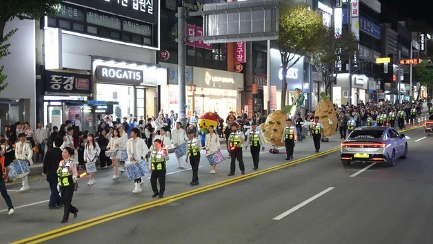 춘천인형극제·온세대합창 만났다…1만 7000명 함께한 축제의 밤