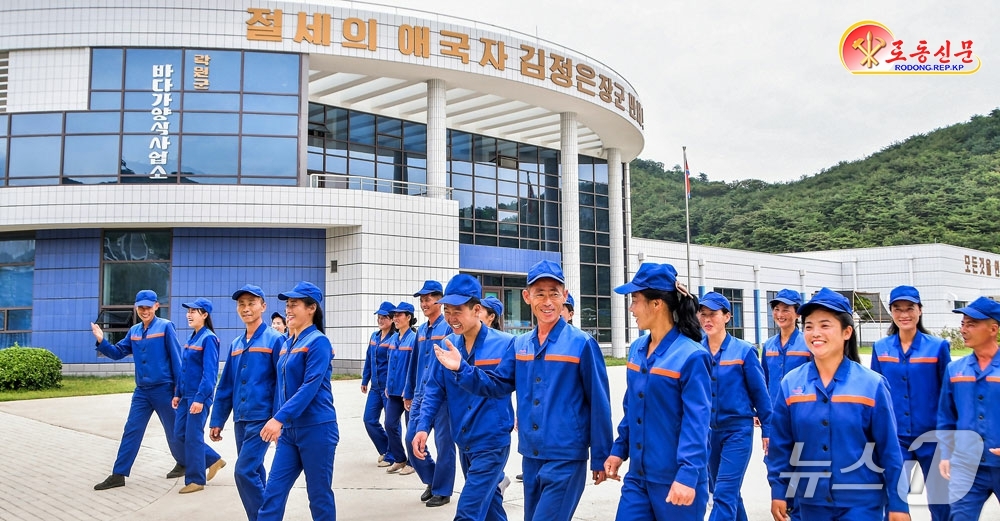 (평양 노동신문=뉴스1) = 북한 노동당 기관지 노동신문은 13일 "지방변혁의 새시대와 더불어 시작된 낙원포의 전변에 깃든 사연들"이라며 낙원군바다가양식사업소와 새로 조성된 어촌마 …