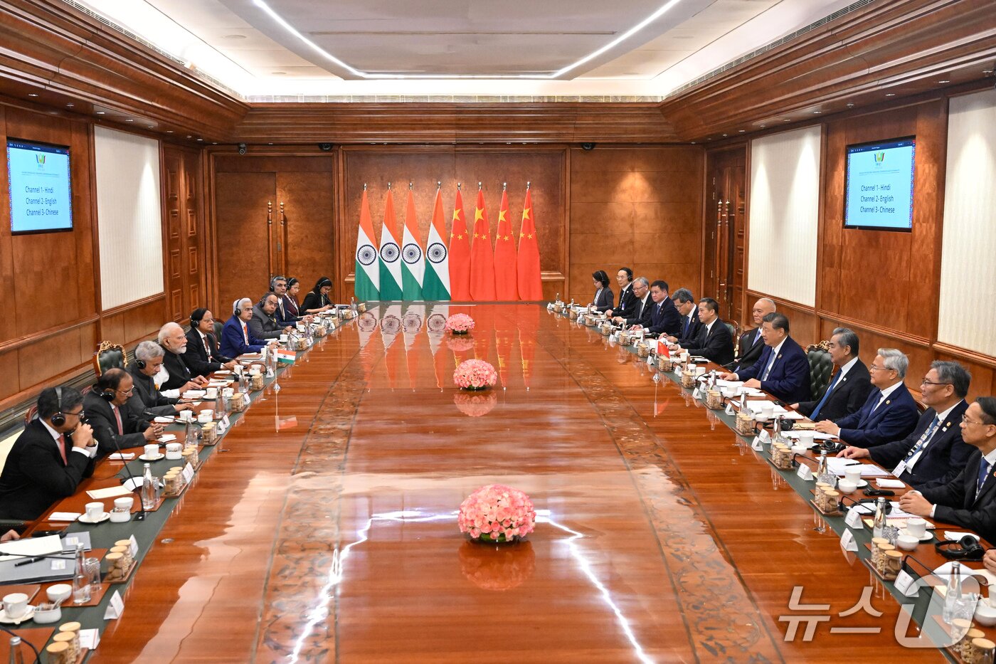 본문 이미지 - 시진핑 중국 국가주석이 12일(현지시간) 인도 뉴델리에서 열린 제18차 브릭스(BRICS) 정상회의를 계기로 나렌드라 모디 인도 총리와 회담하고 있다.26.9.12.ⓒ 신화=뉴스1
