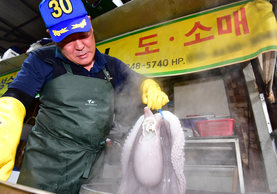 추석 앞둔 포항 죽도 어시장 문어 골목 벌써 '대목장'