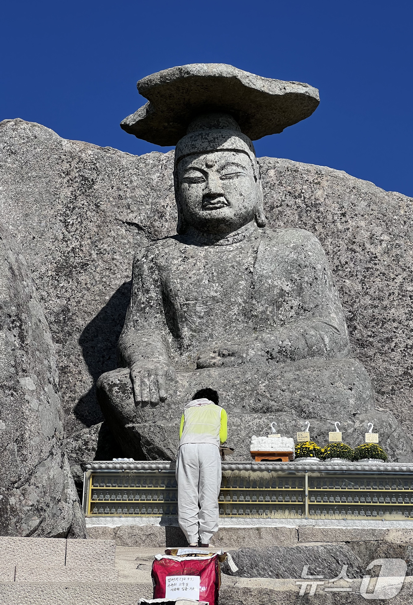(경산=뉴스1) 홍기삼 기자 = 2027학년도 대학수학능력시험을 두 달여 앞둔 13일 오전 경북 경산시 팔공산 갓바위를 찾은 학부모가 소원을 빌고 있다.갓바위 부처는 정성을 다해 …