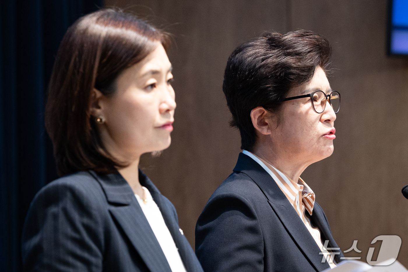 (서울=뉴스1) 유승관 기자 = 국회 성평등가족위원회 국민의힘 강선영 간사(오른쪽)와 김소희 의원이 13일 서울 여의도 국회 소통관에서 용혜인 성평등가족부 장관 후보자의 사퇴와 인 …