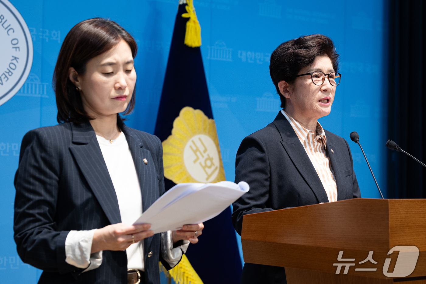 (서울=뉴스1) 유승관 기자 = 국회 성평등가족위원회 국민의힘 강선영 간사(오른쪽)와 김소희 의원이 13일 서울 여의도 국회 소통관에서 용혜인 성평등가족부 장관 후보자의 사퇴와 인 …