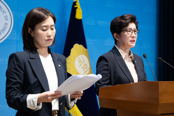 기자회견하는 국민의힘 성평등가족위원들