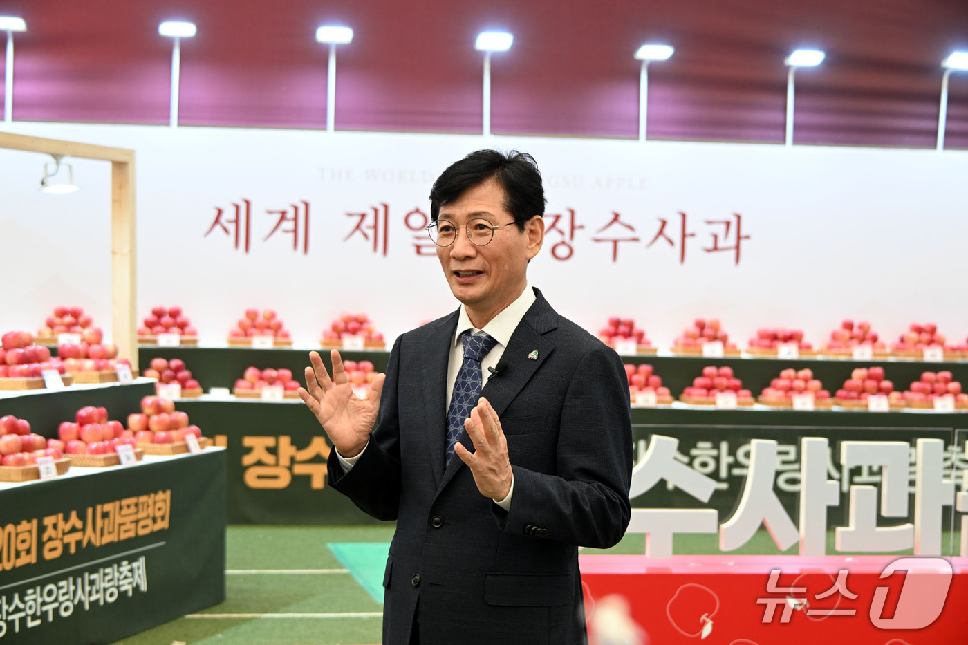 (장수=뉴스1) 김동규 기자 = 최훈식 전북 장수군수가 13일 전북 장수군 의암공원에서 열린 '한우랑 사과랑 축제' 품평회에서 인사를 하고 있다. (장수군 제공, 재판매 및 DB금 …