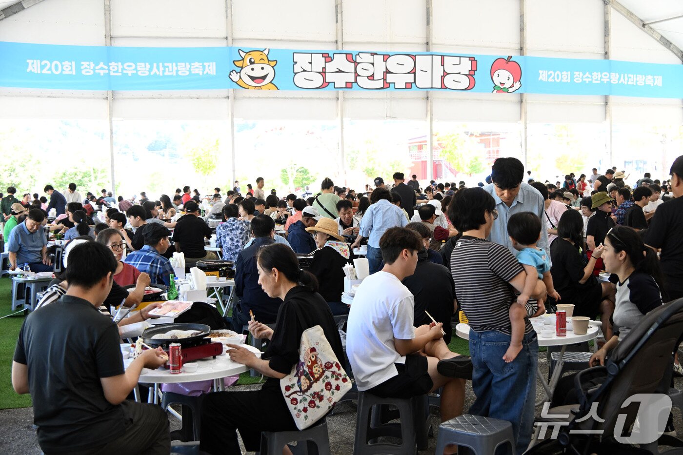 본문 이미지 - 13일 전북 장수군에서 '한우랑 사과랑 축제'가 열리고 있는 가운데 관광객들이 한우마등을 가득 메웠다. 축제는 이날까지 의암공원 일원에서 열린다.  (장수군 제공. 재판매 및 DB 금지)2026.9.13 