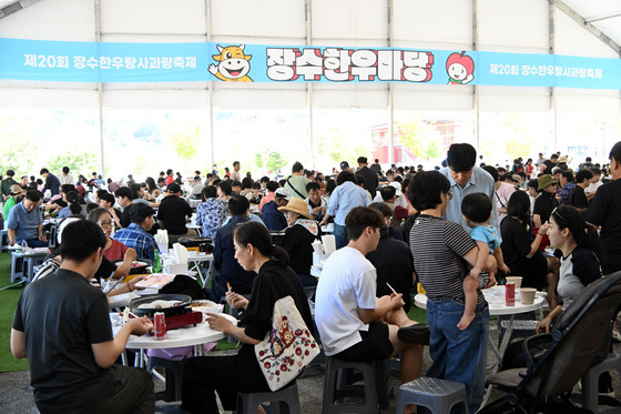 '한우마당 가득 메운 관광객들'