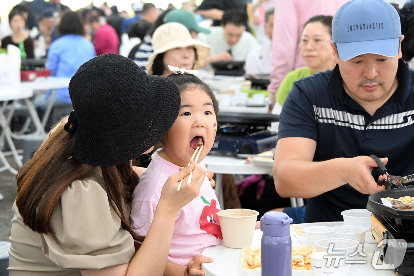 본문 이미지 - 13일 전북 장수군에서 '한우랑 사과랑 축제'가 열리고 있는 가운데 한우마당에서 가족이 한우를 구워 먹고 있다. 축제는 이날까지 의암공원 일원에서 열린다. (장수군 제공. 재판매 및 DB 금지)2026.9.13 