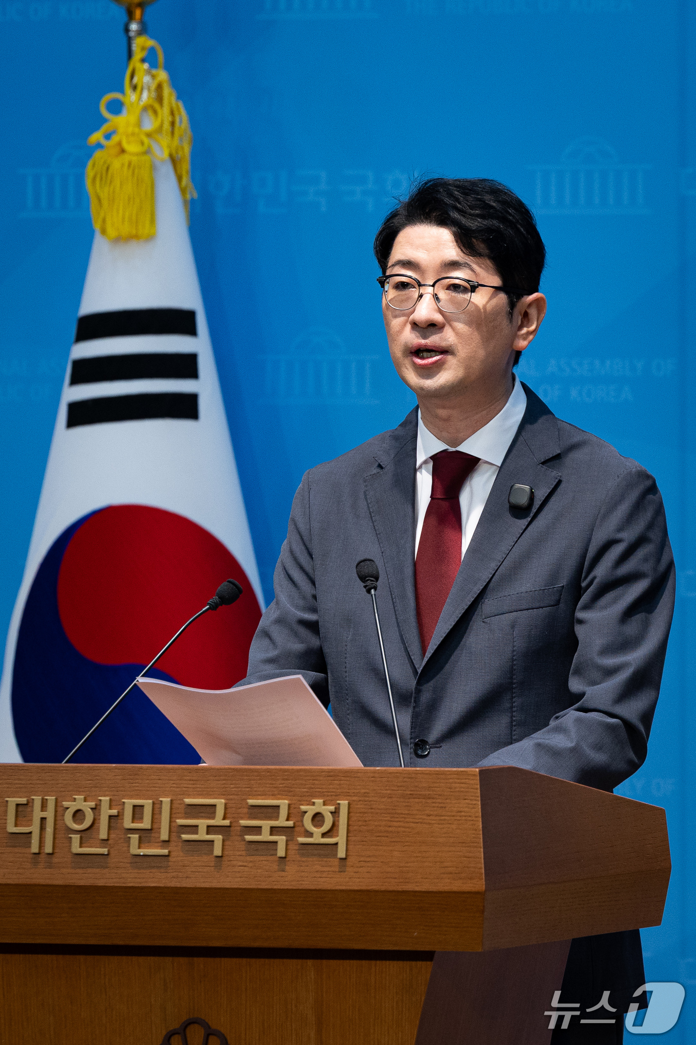 (서울=뉴스1) 유승관 기자 = 주진우 국민의힘 의원이 13일 서울 여의도 국회 소통관에서 김승원 법무부 장관 후보자 가족 조합의 방과후활동서비스 제공기관 지정시 평가점수 조작 관 …
