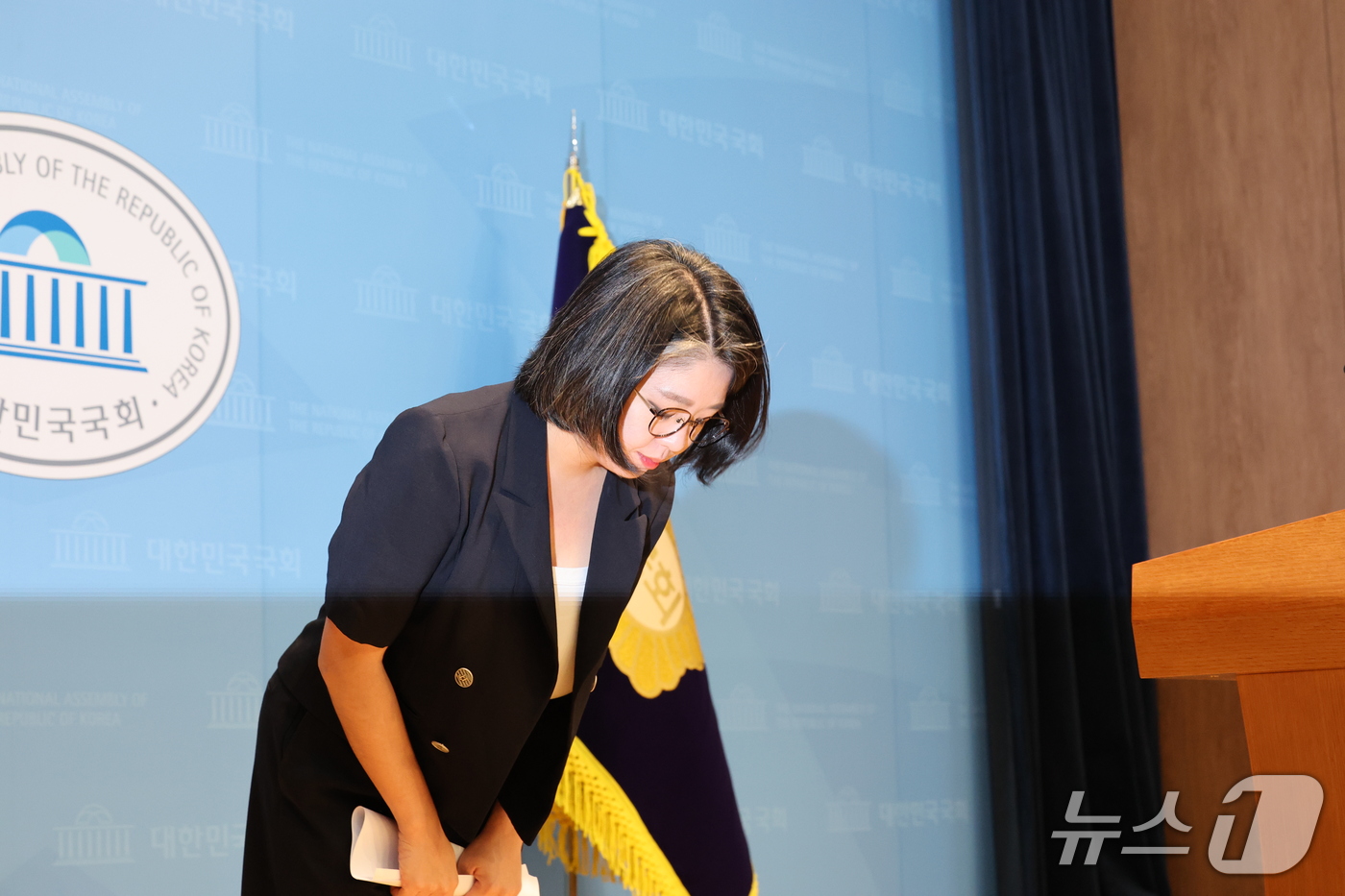 (서울=뉴스1) 박세연 기자 = 용혜인 성평등가족부 장관 후보자가 13일 서울 여의도 국회 소통관에서 사퇴 발표 기자회견을 마치고 고개 숙여 인사하고 있다.  2026.9.13/뉴 …