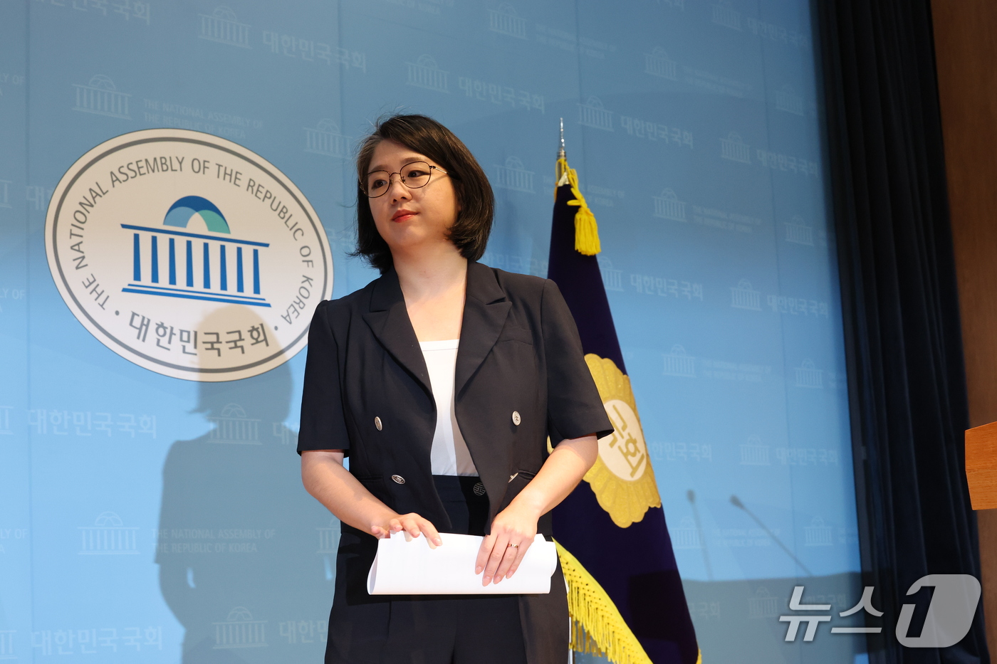 (서울=뉴스1) 박세연 기자 = 용혜인 성평등가족부 장관 후보자가 13일 서울 여의도 국회 소통관에서 사퇴 발표 기자회견을 마치고 이동하고 있다. 2026.9.13/뉴스1