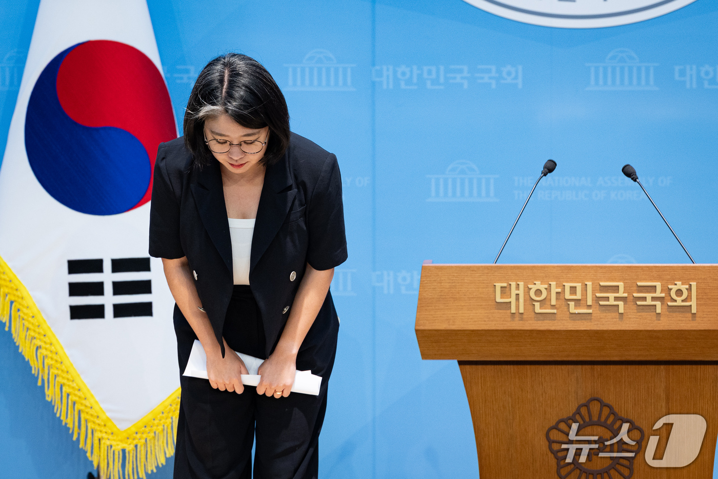 (서울=뉴스1) 유승관 기자 = 용혜인 성평등가족부 장관 후보자가 13일 서울 여의도 국회 소통관에서 장관 후보직 사퇴 기자회견을 마친 후 고개 숙여 인사하고 있다. 2026.9. …