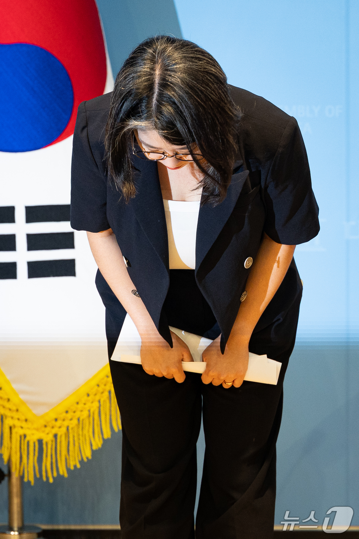 (서울=뉴스1) 유승관 기자 = 용혜인 성평등가족부 장관 후보자가 13일 서울 여의도 국회 소통관에서 장관 후보직 사퇴 기자회견을 마친 후 고개 숙여 인사하고 있다. 2026.9. …