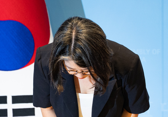 사퇴 기자회견 후 고개 숙인 용혜인 장관 후보자