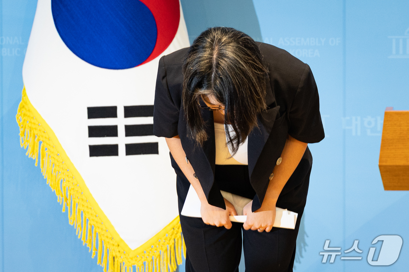 (서울=뉴스1) 유승관 기자 = 용혜인 성평등가족부 장관 후보자가 13일 서울 여의도 국회 소통관에서 장관 후보직 사퇴 기자회견을 마친 후 고개 숙여 인사하고 있다. 2026.9. …