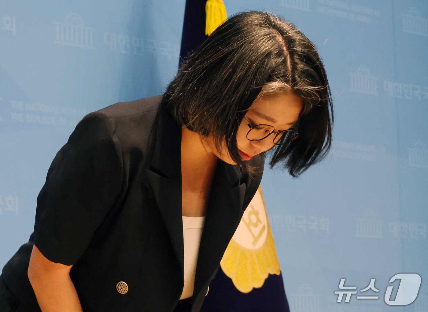 본문 이미지 - 용혜인 성평등가족부 장관 후보자가 13일 서울 여의도 국회 소통관에서 사퇴 발표 기자회견을 마치고 고개숙여 인사를 하고 있다. 2026.9.13 ⓒ 뉴스1 박세연 기자