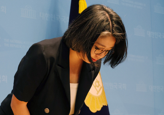 고개숙여 인사하는 용혜인 후보자