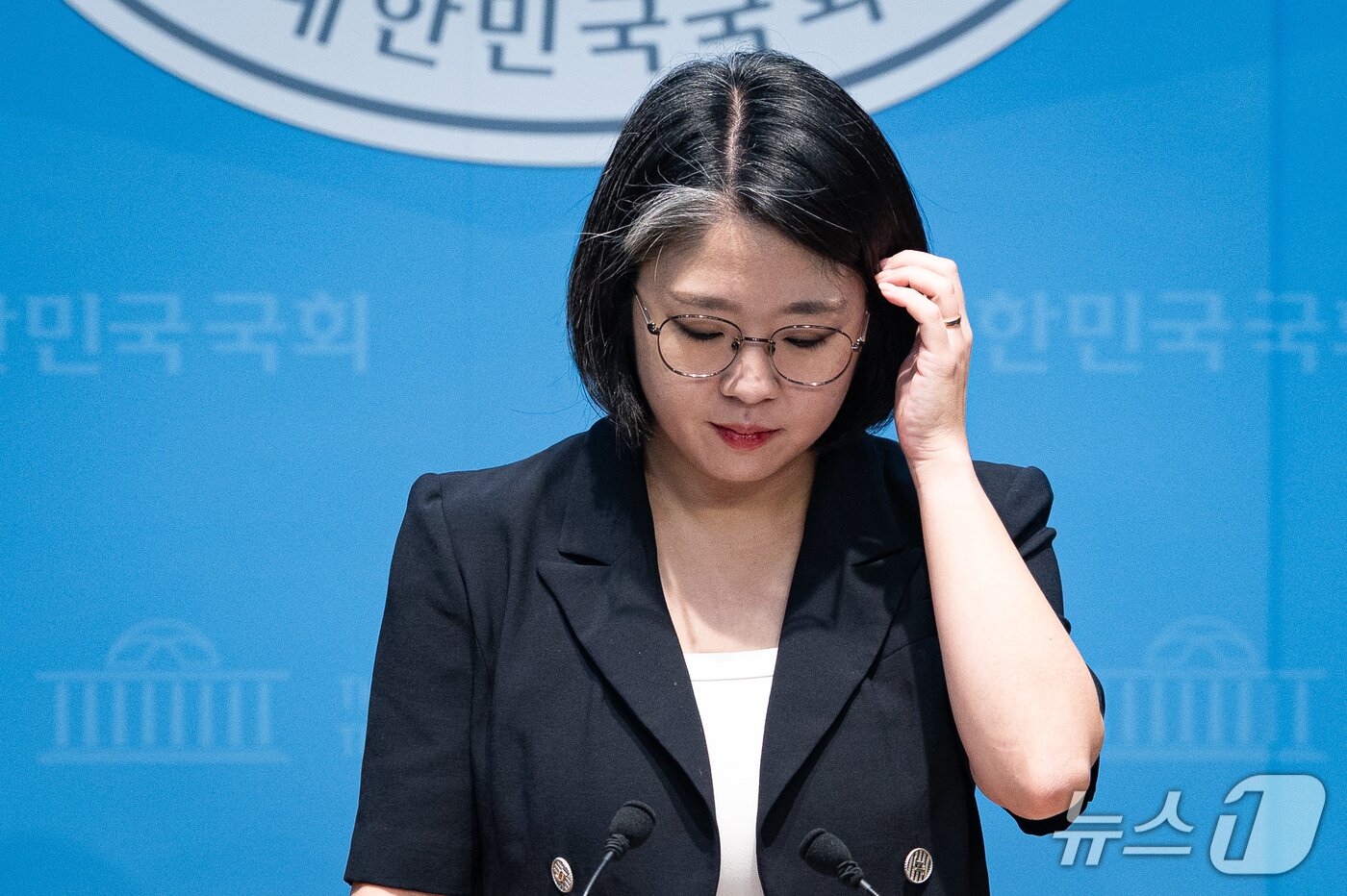 본문 이미지 - 용혜인 성평등가족부 장관 후보자가 13일 서울 여의도 국회 소통관에서 장관 후보직 사퇴 기자회견에 앞서 머리카락을 쓸어 넘기고 있다. 2026.9.13 ⓒ 뉴스1 유승관 기자