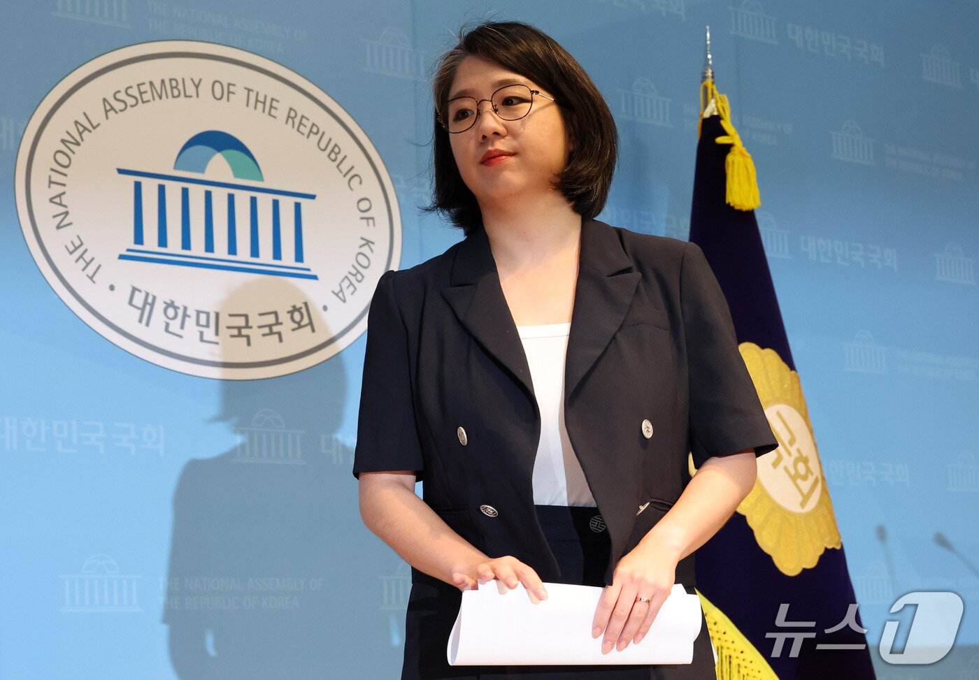 본문 이미지 - 용혜인 성평등가족부 장관 후보자가 13일 서울 여의도 국회 소통관에서 사퇴 발표 기자회견을 마치고 이동하고 있다. 2026.9.13 ⓒ 뉴스1 박세연 기자