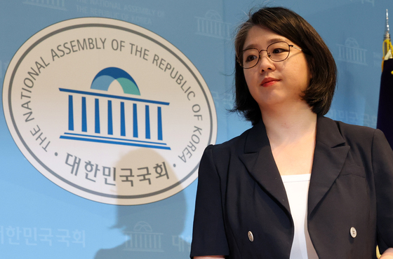 사퇴 발표 마치고 국회 나서는 용혜인 후보자