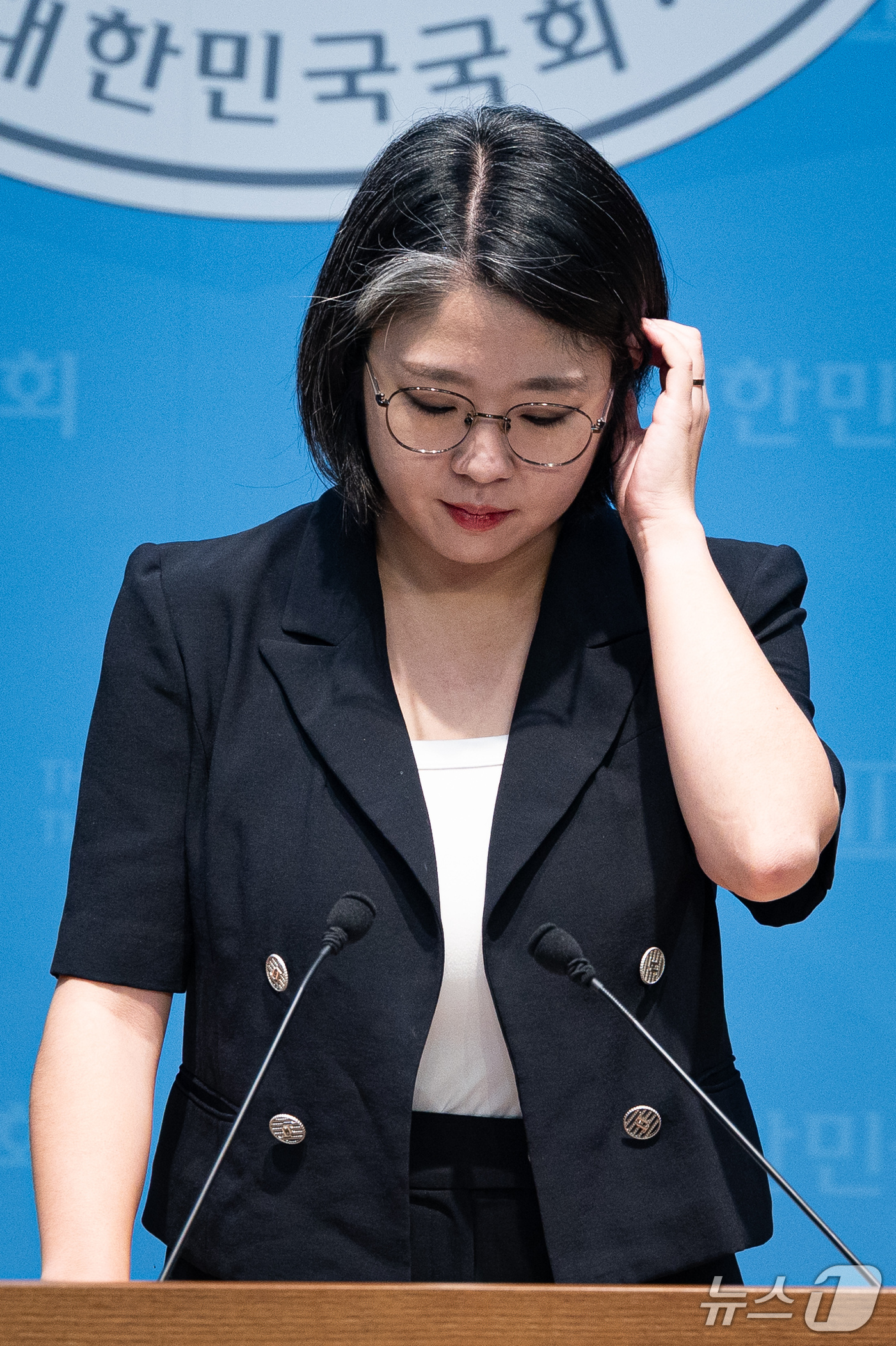 (서울=뉴스1) 유승관 기자 = 용혜인 성평등가족부 장관 후보자가 13일 서울 여의도 국회 소통관에서 장관 후보직 사퇴 기자회견에 앞서 머리카락을 쓸어 넘기고 있다. 2026.9. …