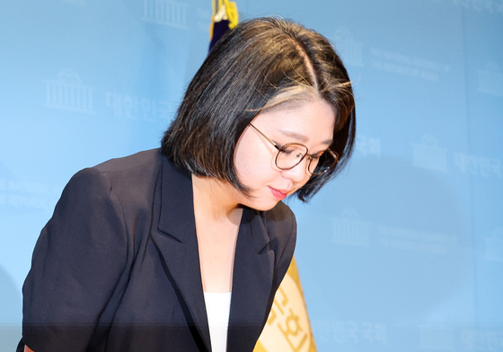 사퇴 발표 후 인사하는 용혜인 후보자