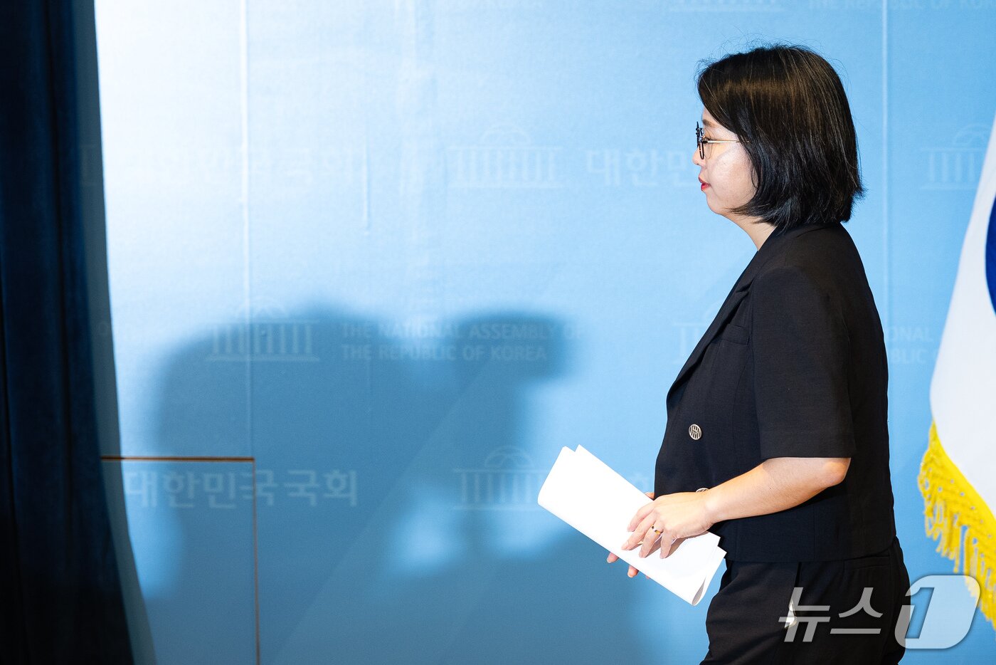 본문 이미지 - 용혜인 성평등가족부 장관 후보자가 13일 서울 여의도 국회 소통관에서 장관 후보직 사퇴 기자회견을 마친 후 회견장을 나서고 있다. 2026.9.13 ⓒ 뉴스1 유승관 기자