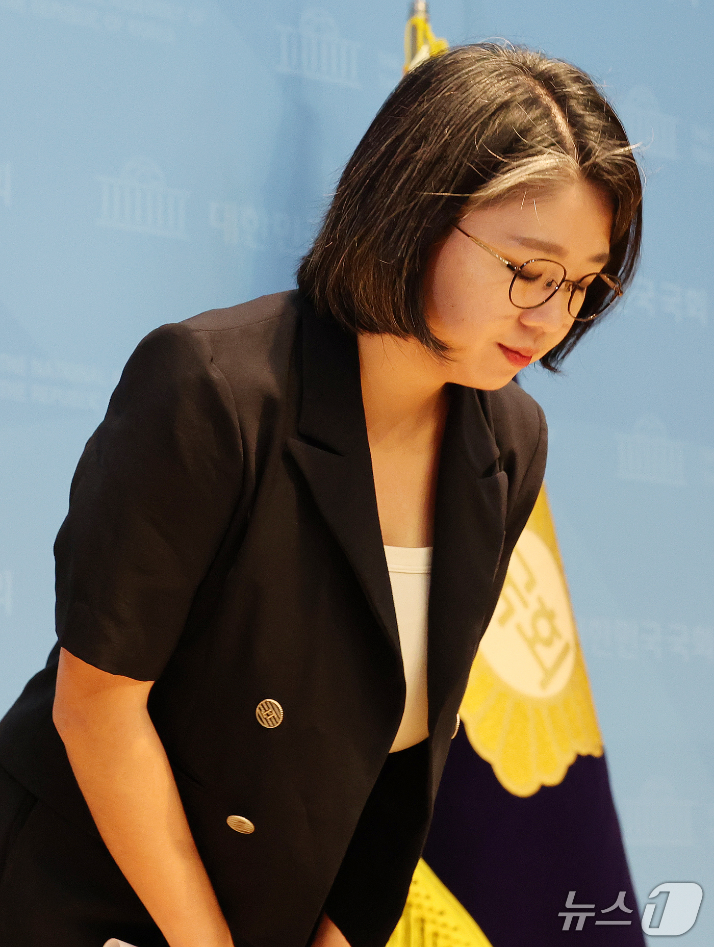 (서울=뉴스1) 박세연 기자 = 용혜인 성평등가족부 장관 후보자가 13일 서울 여의도 국회 소통관에서 사퇴 발표 기자회견을 마치고 고개 숙여 인사하고 있다. 2026.9.13/뉴스 …