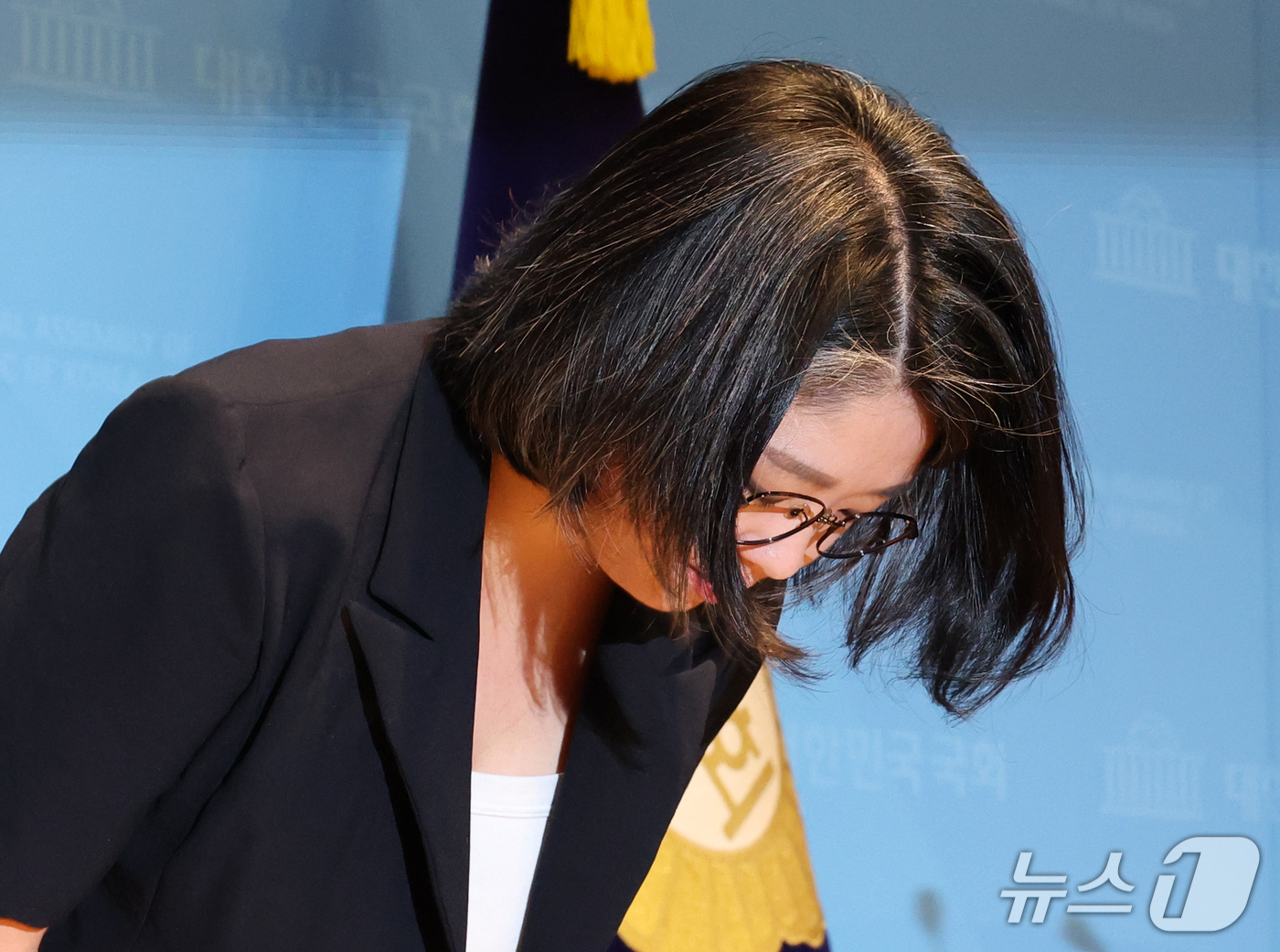 (서울=뉴스1) 박세연 기자 = 용혜인 성평등가족부 장관 후보자가 13일 서울 여의도 국회 소통관에서 사퇴 발표 기자회견을 마치고 고개 숙여 인사하고 있다. 2026.9.13/뉴스 …