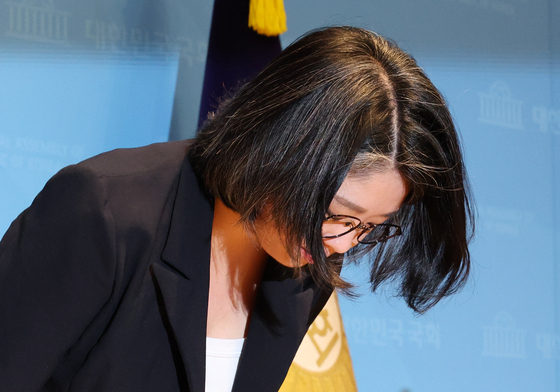 사퇴 발표 후 인사하는 용혜인