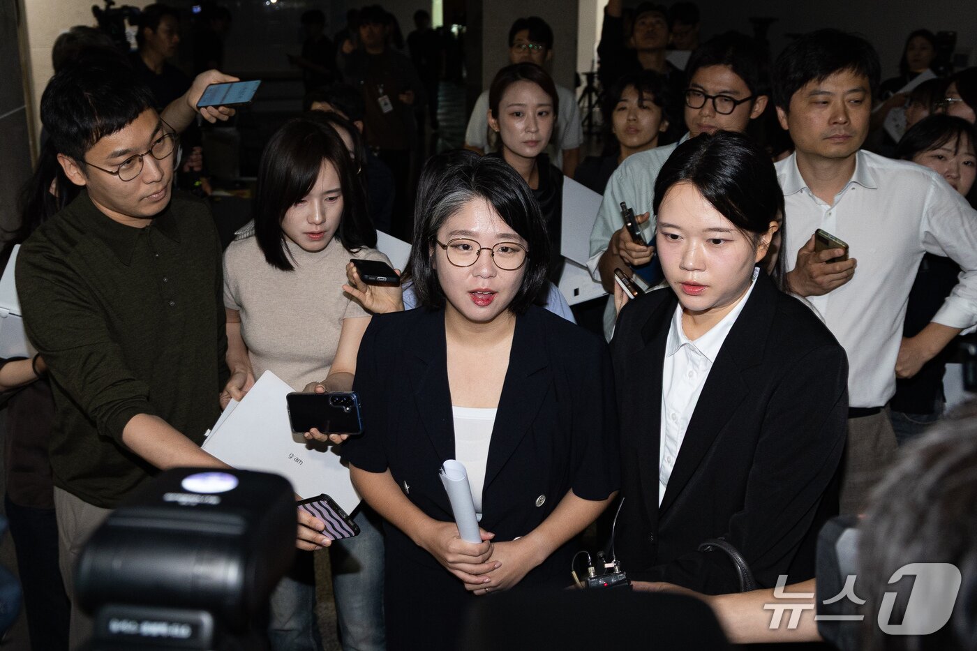 본문 이미지 - 용혜인 성평등가족부 장관 후보자가 13일 서울 여의도 국회 소통관에서 장관 후보직 사퇴 기자회견을 마친 후 이동하고 있다. 2026.9.13 ⓒ 뉴스1 유승관 기자