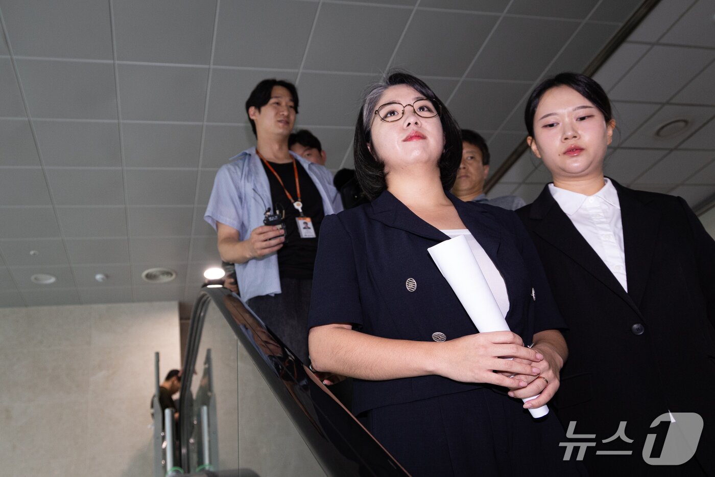 본문 이미지 - 용혜인 성평등가족부 장관 후보자가 13일 서울 여의도 국회 소통관에서 장관 후보직 사퇴 기자회견을 마친 후 이동하고 있다. 2026.9.13 ⓒ 뉴스1 유승관 기자