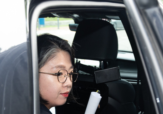 사퇴 기자회견 마치고 차량 탑승한 용혜인 장관 후보자