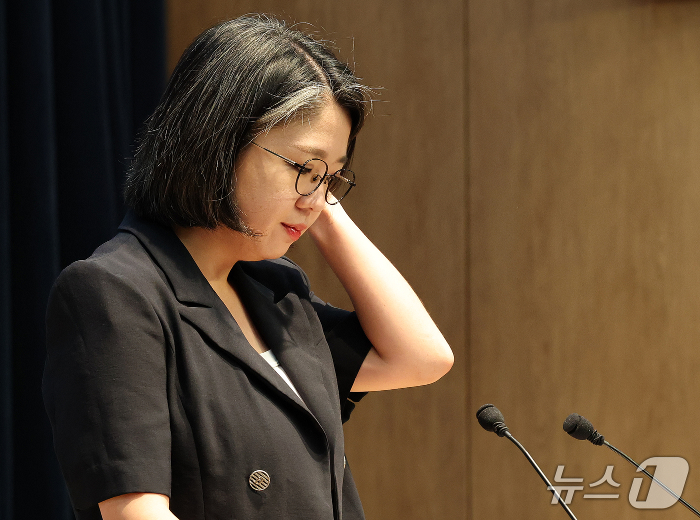 (서울=뉴스1) 박세연 기자 = 용혜인 성평등가족부 장관 후보자가 13일 서울 여의도 국회 소통관에서 사퇴 발표 기자회견을 하기 전 굳은 표정을 짓고 있다.  2026.9.13/뉴 …