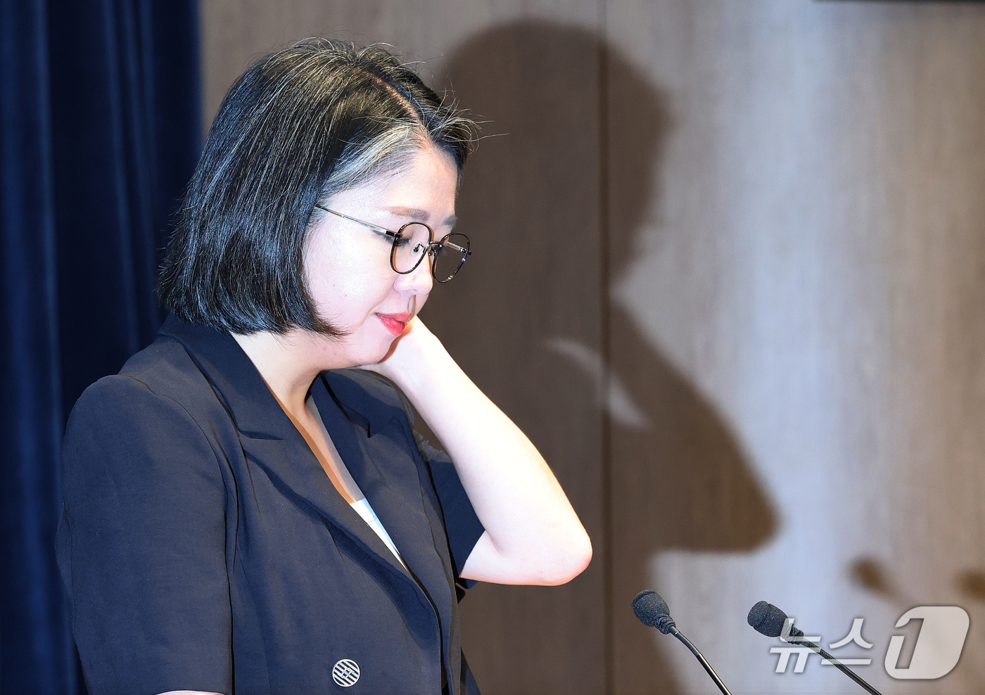 (서울=뉴스1) 박세연 기자 = 용혜인 성평등가족부 장관 후보자가 13일 서울 여의도 국회 소통관에서 사퇴 발표 기자회견을 하기 전 굳은 표정을 짓고 있다. 2026.9.13/뉴스 …