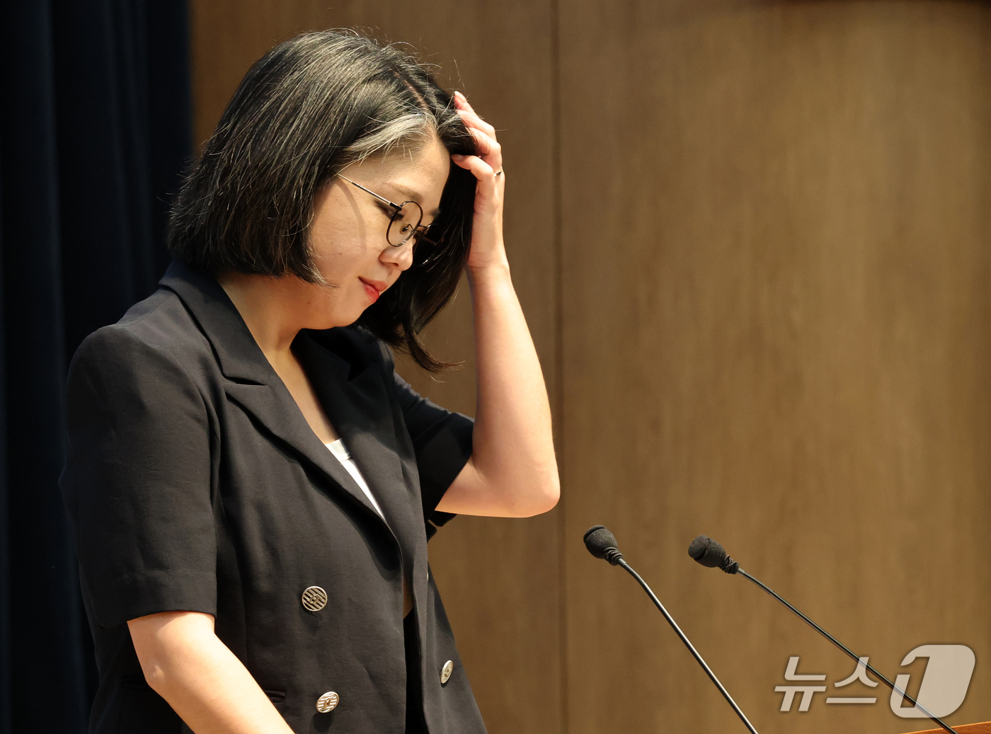 (서울=뉴스1) 박세연 기자 = 용혜인 성평등가족부 장관 후보자가 13일 서울 여의도 국회 소통관에서 사퇴 발표 기자회견을 시작 전 머리를 만지고 있다.  2026.9.13/뉴스1 …