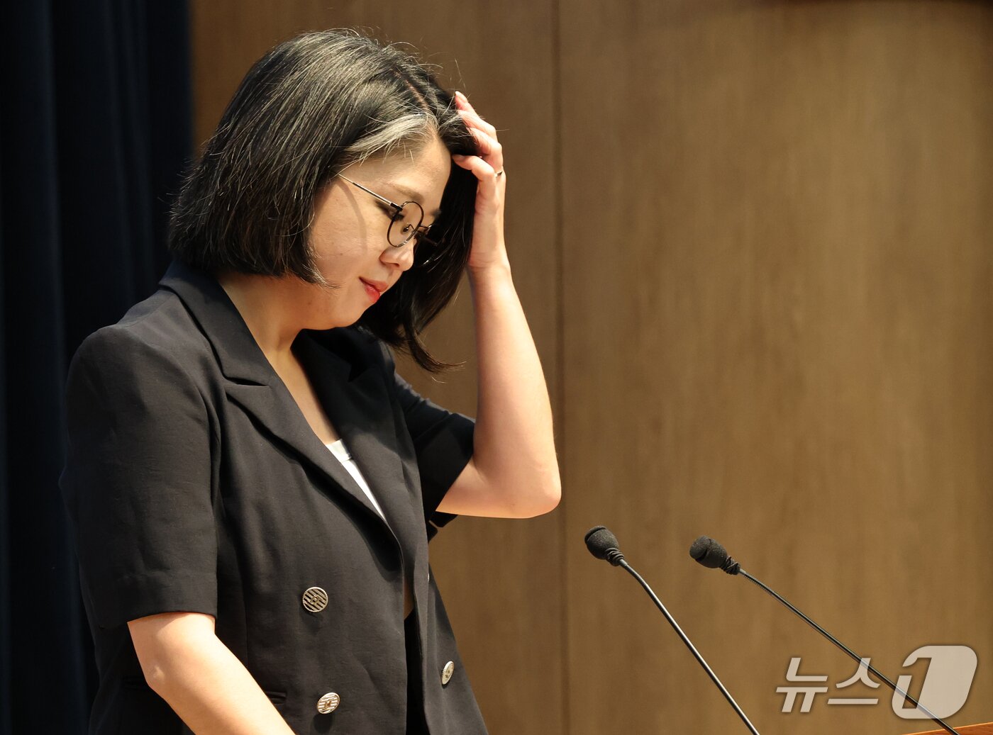 본문 이미지 - 용혜인 성평등가족부 장관 후보자가 13일 서울 여의도 국회 소통관에서 사퇴 발표 기자회견을 시작 전 머리를 만지고 있다. 2026.9.13 ⓒ 뉴스1 박세연 기자
