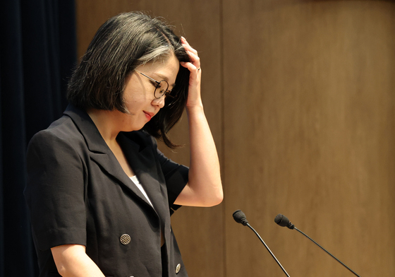 기자회견 시작 전 머리 만지는 용혜인