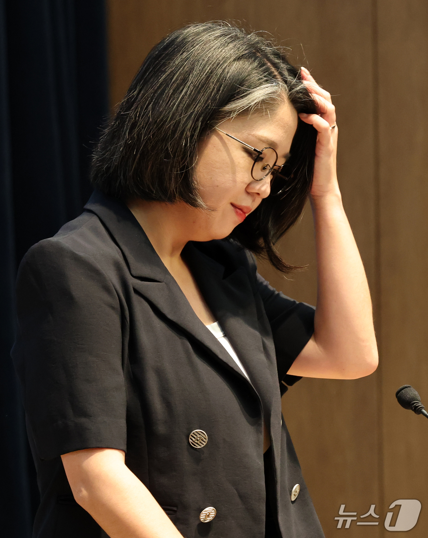 (서울=뉴스1) 박세연 기자 = 용혜인 성평등가족부 장관 후보자가 13일 서울 여의도 국회 소통관에서 사퇴 발표 기자회견을 시작 전 머리를 만지고 있다.  2026.9.13/뉴스1 …