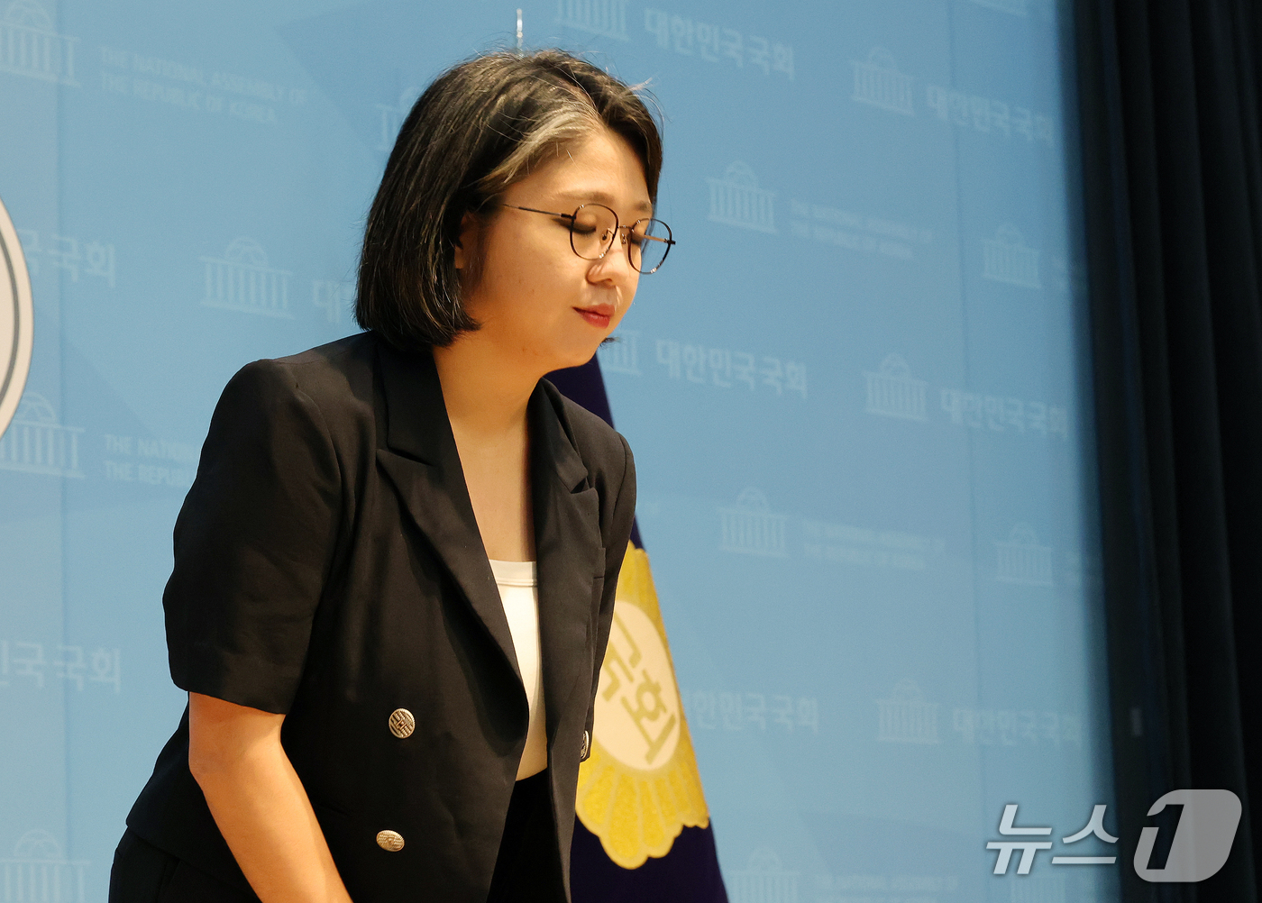 (서울=뉴스1) 박세연 기자 = 용혜인 성평등가족부 장관 후보자가 13일 서울 여의도 국회 소통관에서 사퇴 발표 기자회견을 마치고 고개 숙여 인사를 하고 있다.  2026.9.13 …