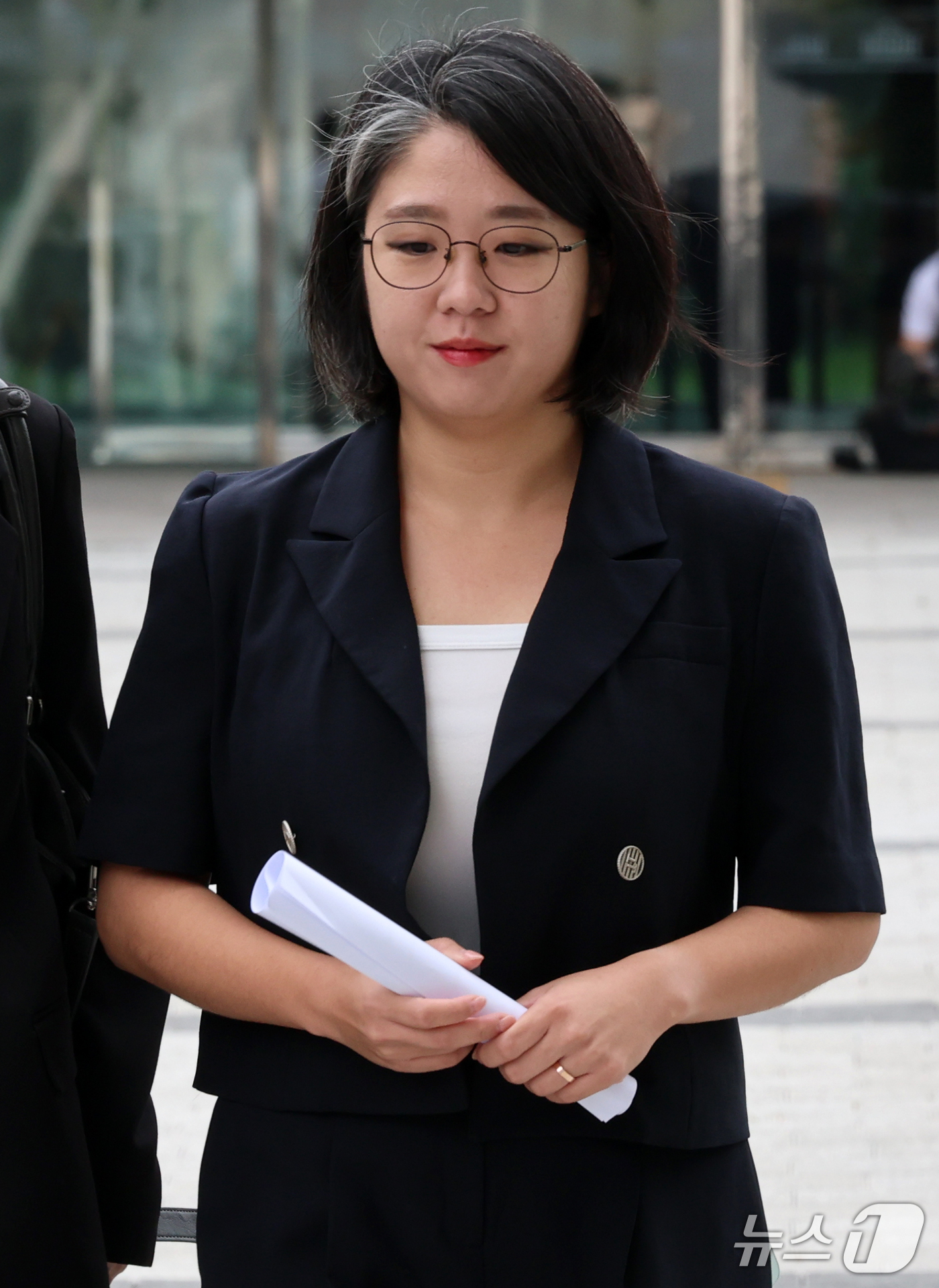 (서울=뉴스1) 박세연 기자 = 용혜인 성평등가족부 장관 후보자가 13일 서울 여의도 국회 소통관에서 사퇴 발표 기자회견을 마친 후 이동하고 있다.  2026.9.13/뉴스1